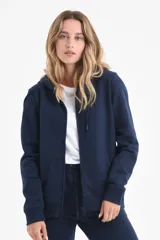 Campera deportiva de color azul marino con cierre frontal completo, capucha ajustable con cordones y bolsillos laterales. Presenta puños y ruedo acanalados.