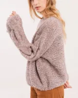 Buzo tejido a mano con lana, color rosa con motas de colores. Diseño oversized, largo entre la cintura y la cadera, con detalle de trenzas en las mangas.