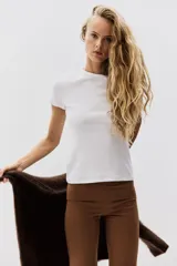 Pantalón marrón de punto de algodón suave, con cintura ancha plegable y perneras rectas ligeramente acampanadas.