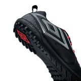 Championes de fútbol Umbro modelo Vision TF, color negro con detalles en blanco y cordones rojos. Diseñados con suela de tapones pequeños, ideales para canchas de césped sintético.