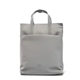 Mochila tipo tote de diseño minimalista en color gris, con doble asa de mano y bolsillo frontal externo. Presenta el logo de la marca grabado en la parte inferior.