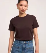 Remera básica Cortelle de ribana, color marrón, con mangas cortas y cuello redondo ajustado.