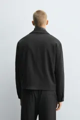 Sobrecamisa regular fit color gris oscuro, confeccionada en tejido con viscosa. Presenta cuello solapa, manga larga con puño abotonado, bolsillos de vivo en la cadera y cierre frontal con cremallera.