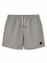 Short de baño color gris con cintura elástica, cordón ajustable blanco y un pequeño parche circular negro en el borde inferior.