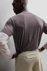 Camiseta de entrenamiento de corte relajado, confeccionada en tejido técnico ligero y elástico con textura microperforada. Presenta cuello redondo, manga corta y costuras termofijadas.