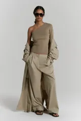 Top color beige de morley, asimétrico, con una sola manga larga con tajo en el puño y largo hasta la cadera.