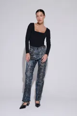 Pantalón de jean recto con estampado animal print y acabado lavado, de tiro alto y calce estructurado.