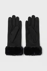 Guantes negros de gamuza sintética con detalle de piel sintética en las muñecas y parche con logo de la marca.