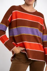 Sweater color crema con rayas horizontales en tonos rosa, marrón y verde.