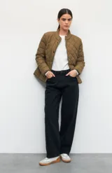 Pantalón de jean negro de corte ancho tipo boyfriend, tiro alto y confeccionado en algodón.