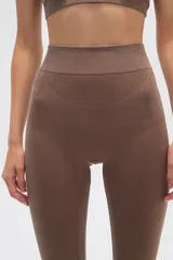 Calza negra de calce alto y al cuerpo.