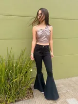 Top asimétrico plateado de crepé foil, con un solo hombro y cruce en el frente que se extiende hacia la espalda.