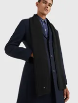 Bufanda larga negra de punto canalé, confeccionada en mezcla de algodón orgánico y cachemira. Incluye logo de Tommy Hilfiger bordado en una esquina.