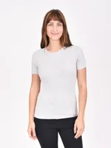 Remera de cuello redondo y manga corta, confeccionada en tejido de punto acanalado con ajuste al cuerpo.