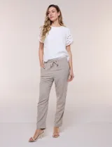 Pantalón de algodón color beige de corte recto, con pretina elastizada, cordón de ajuste y bolsillos laterales.