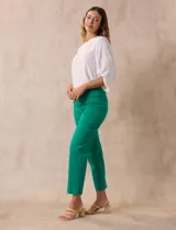 Pantalón verde esmeralda de gabardina elastizada, marca Zac & Rachel, de corte recto con pretina ancha pespunteada y largo al tobillo. Presenta bolsillos simulados.
