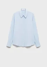 Camisa de corte recto y tejido fluido, color celeste, con cuello camisero, cierre frontal de botones y mangas largas con puños abotonados.