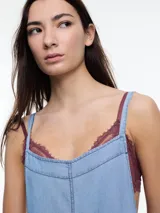 Enterito de denim suave confeccionado en 100% lyocell, con escote recto y breteles finos regulables que se ajustan en la espalda. Presenta una silueta amplia de pierna recta, caída fluida, bolsillos traseros aplicados y costuras a contratono.