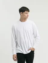 Remera de manga larga con cuello redondo y puños en punto canalé, confeccionada en algodón.