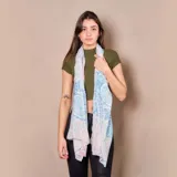 Pashmina rectangular de poliéster con estampado de mandalas en tonos celeste, rosa y blanco.