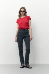 Jean de corte recto y tiro alto, color gris oscuro, con cierre frontal y bolsillos laterales y traseros.