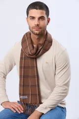 Bufanda de tejido suave con diseño de cuadros en tonos marrones y líneas finas oscuras, terminada con flecos en los extremos.