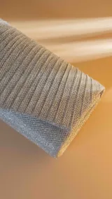 Sobre de fiesta negro con textura plisada y cierre con solapa.