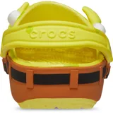 Zuecos Crocs amarillos con diseño inspirado en Bob Esponja, con detalles en marrón, blanco y rojo, perforaciones de ventilación y tira trasera pivotante.
