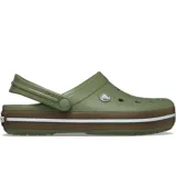 Zuecos Crocs modelo Crocband Gum, color verde militar con suela en tono marrón y una franja blanca distintiva. Tienen perforaciones en la parte superior y tira ajustable en el talón.