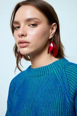 Caravanas colgantes con diseño de pétalos en acrílico de color rojo intenso y cierre de gancho metálico.