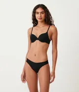 Soutien push up color piel, de microfibra, con breteles regulables y cierre trasero con gancho.