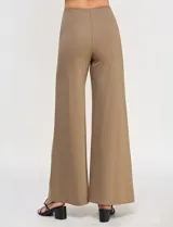 Pantalón de tiro alto con corte wide leg, confeccionado en tejido elastizado. Presenta una costura vertical decorativa en el frente de cada pierna y un diseño de calce cómodo.