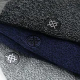 Pack de tres pares de medias Stance de caña media, con diseño jaspeado y detalles de rayas en la parte superior. Incluye colores verde oliva, gris jaspeado y azul marino, con logo bordado en el lateral.