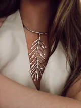 Collar rígido plateado con dije colgante en forma de hoja con incrustaciones de strass.