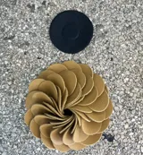 Broche con forma de flor color verde oliva, realizado artesanalmente en Italia con pétalos de cuero superpuestos. Se aplica con imán.