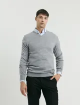 Sweater de punto con escote en V y manga larga, con puños y ruedo acanalados.