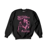Buzo negro de cuello redondo con estampa frontal en color fucsia que presenta imágenes de la artista Avril Lavigne y texto alusivo.