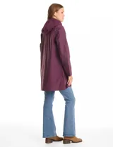 Gabardina impermeable de corte evasé en color azul. Presenta cierre frontal oculto con botones a presión, cuello alto, capucha fija y bolsillos laterales con cierre. Incluye forro interno.