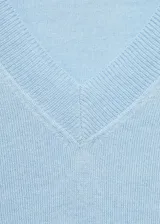 Jersey de punto fino con cuello en pico y manga larga, de diseño recto y corte clásico.