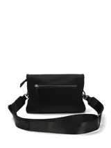 Cartera tipo bandolera de color negro con solapa frontal y logo de la marca estampado. Incluye una correa ajustable con detalles de letras y un tirador decorativo en color beige.