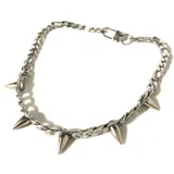 Gargantilla plateada de acero inoxidable con cadena de eslabones y púas metálicas.
