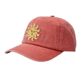 Gorra Critical Slide modelo Morning Dad, color rojo gastado con efecto washed, visera curva y bordado frontal de un sol.