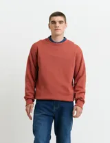 Sweater básico de cuello redondo y manga larga, confeccionado en tejido circular con puños y cuello en tejido canalé.