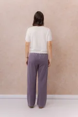Pantalón ancho color celeste de Tencel, con cintura elástica y cordón ajustable blanco.