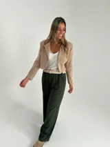 Chaqueta corta color beige, estilo blazer cropped, confeccionada en simil pana de algodón y lycra.