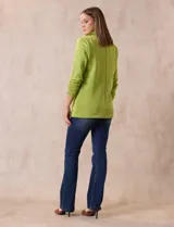 Blazer Robert Louis color blanco, con cuello con solapa y abertura central con botón. Delantera con bolsillos. Manga ¾ con frunce.