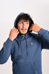 Hoodie de algodón color azul, con capucha ajustable mediante cordones, bolsillo frontal tipo canguro y logo bordado de la marca en el pecho.