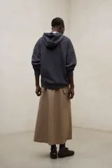 Hoodie de felpa de algodón de corte relajado, con capucha ajustable con cordón, hombros caídos y puños y bajo acanalados.