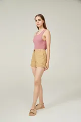 Musculosa de algodón color rosa viejo, de corte holgado y cuello redondo.