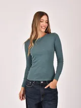 Remera de manga larga color verde oliva, con escote redondo y corte ajustado.